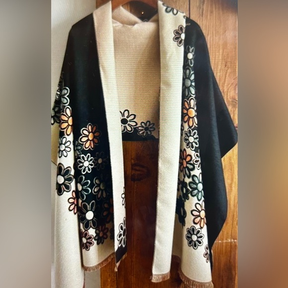 Black & White Daisy Reversible Wrap by Winding River - Picture 2 of 5